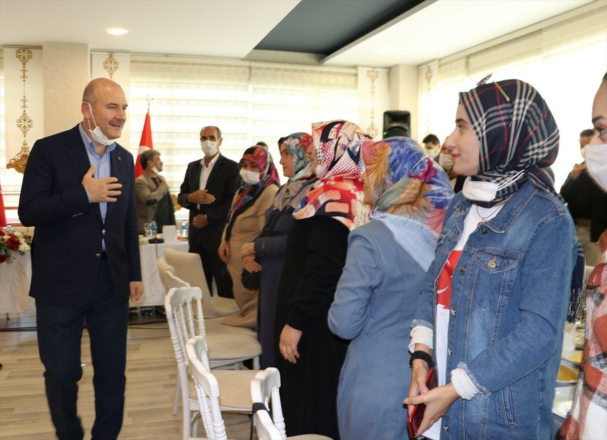 Süleyman Soylu, evlat nöbeti tutan ailelerle kahvaltıda buluştu