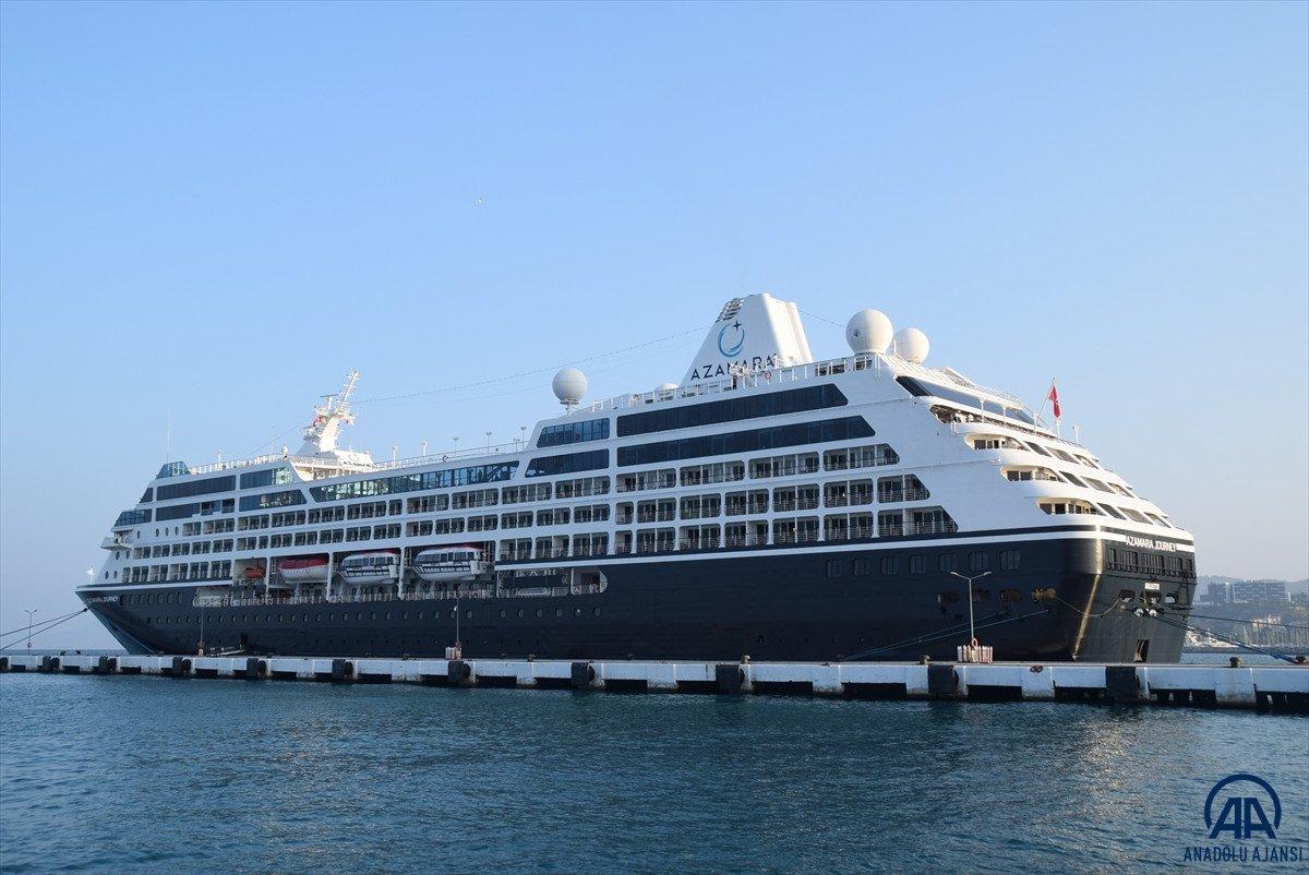 Kuşadası yüzen otelleri ağırlamaya devam ediyor