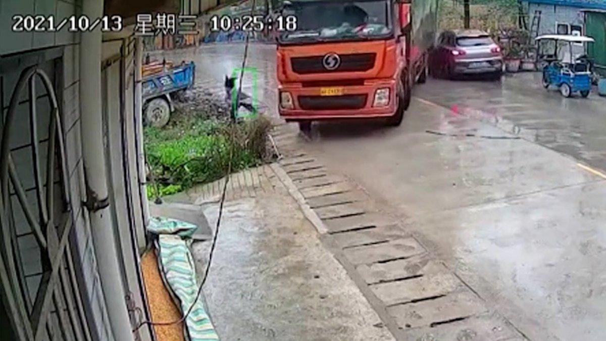 Çin'de kontrolden çıkan kamyon korkunç anlar yaşattı