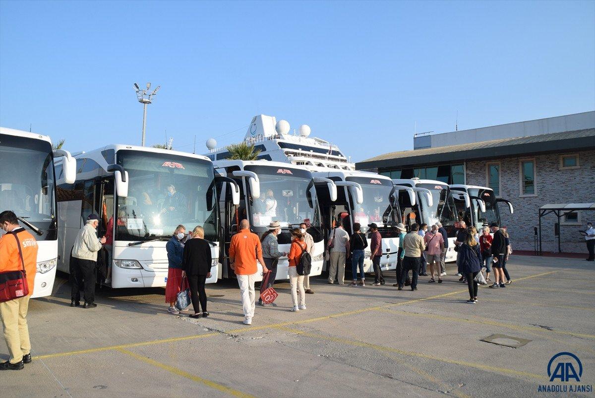 Kuşadası yüzen otelleri ağırlamaya devam ediyor