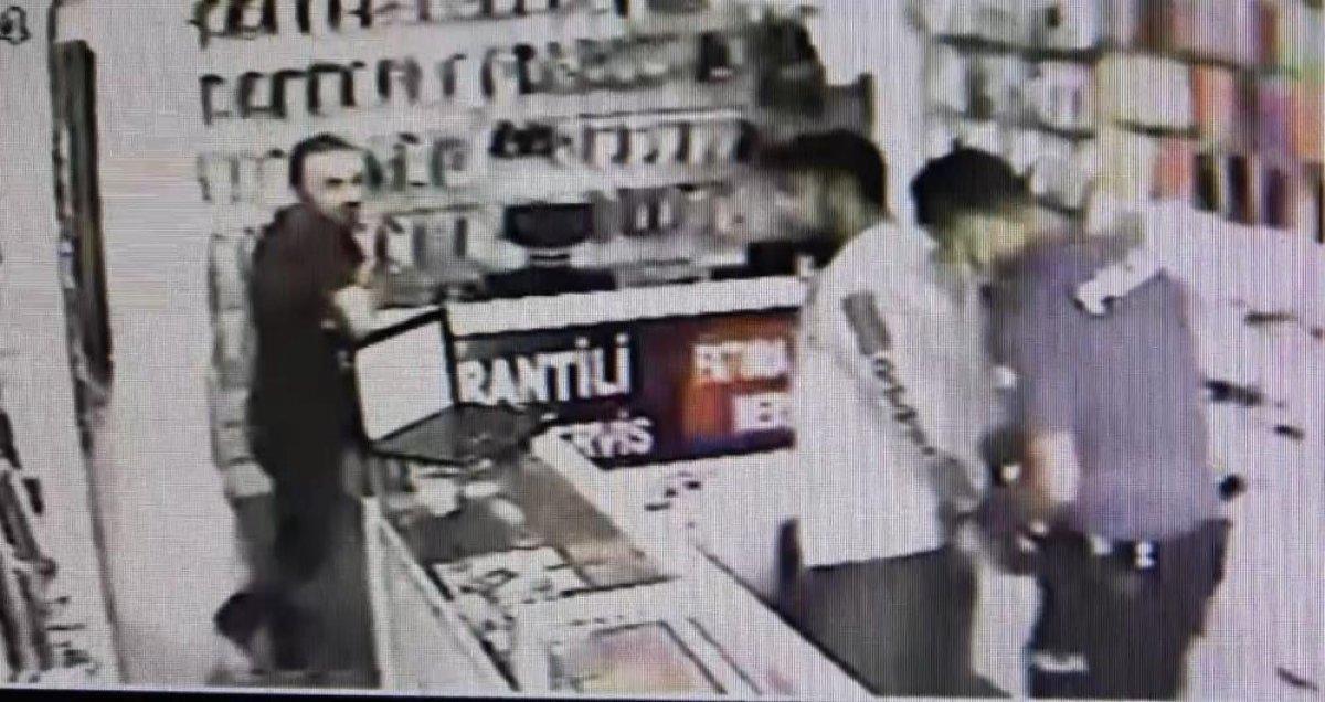 Antalya'da hırsız, telefon çaldığı dükkanın önünden geçerken yakalandı