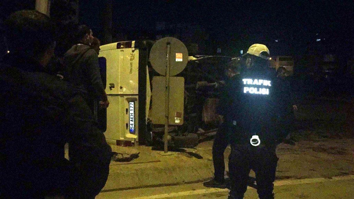 Gebze'de devrilen minibüsteki 6 kişi yaralandı, sürücü arka camı kırıp kaçtı