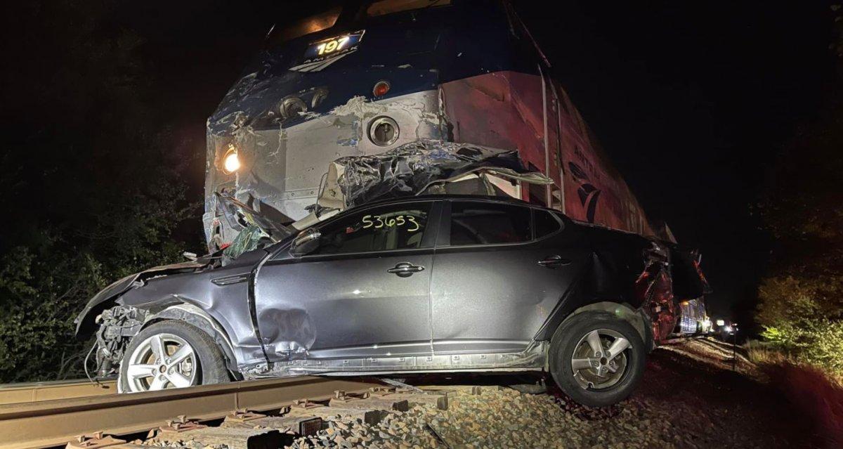 ABD’de tren, hemzemin geçitte çekiciye çarptı