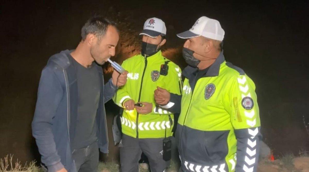 Aksaray'da alkollü sürücü kendi alkol testini yaptı: Alkollüyüm o zaman