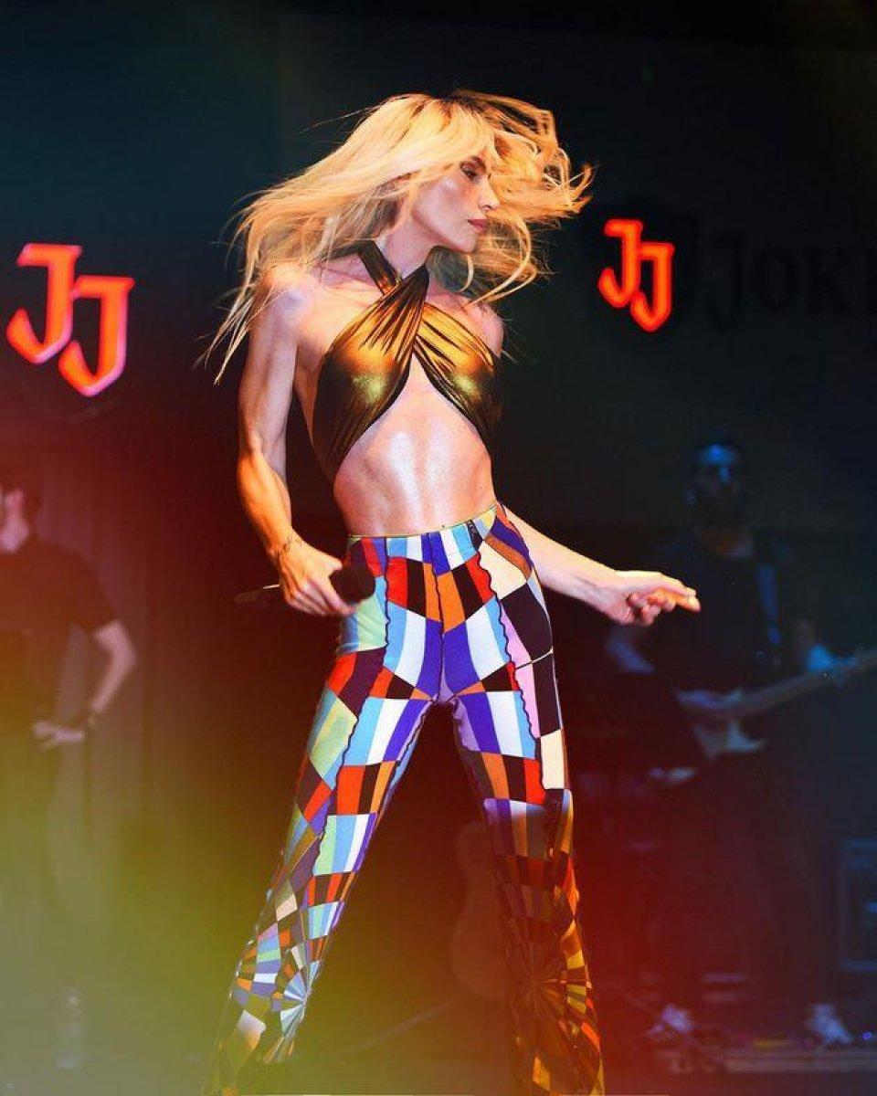 Gülşen, derin yırtmaçlı elbisesiyle sahneye çıktı