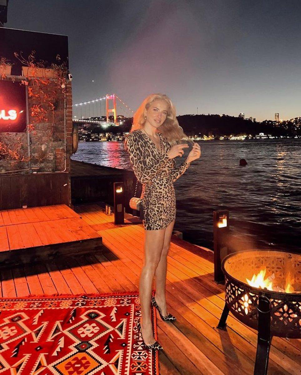 Burcu Esmersoy'un leopar elbisesiyle verdiği poza beğeni yağdı