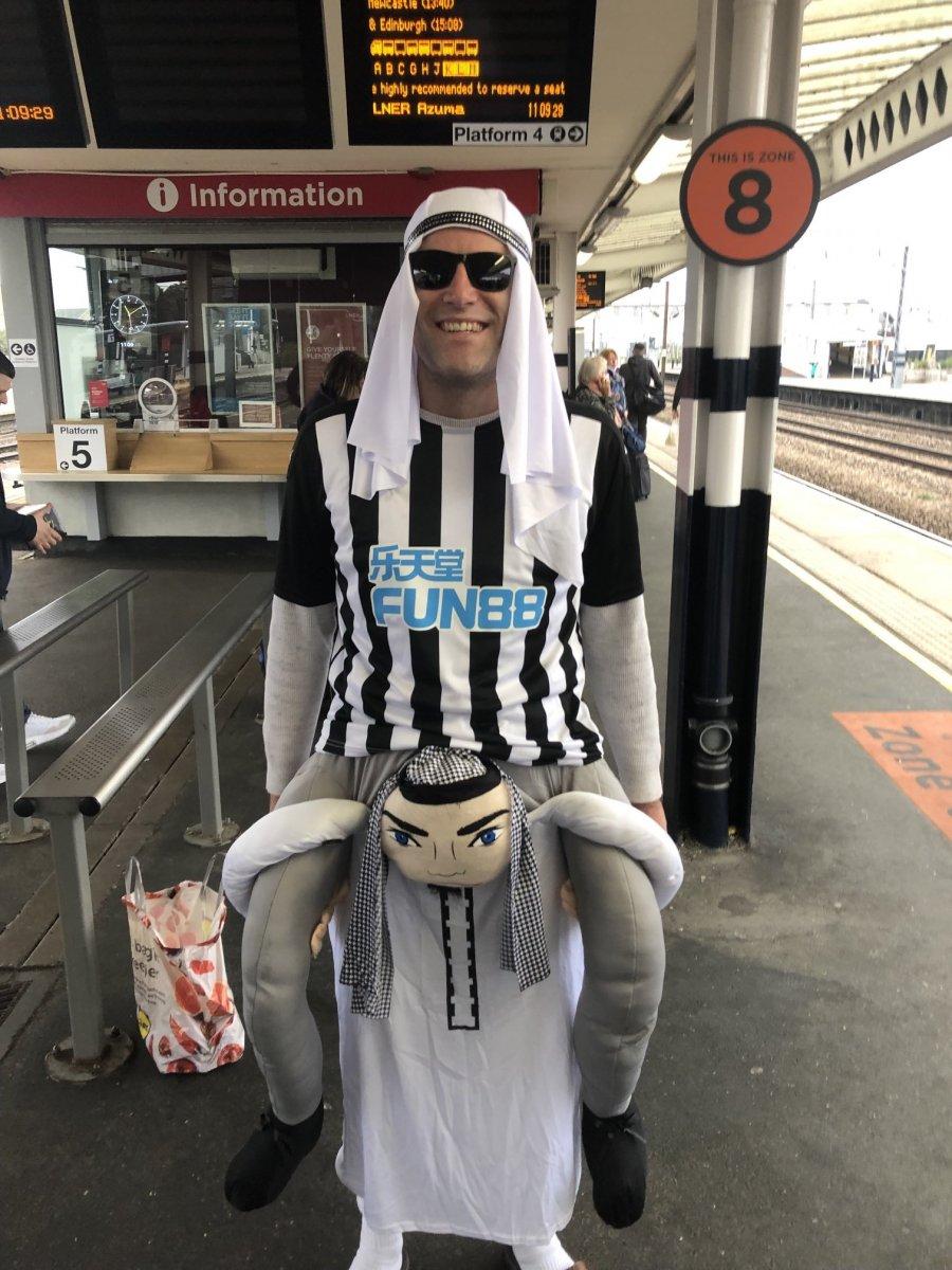 Newcastle United'dan taraftarlarına Arap kıyafetleri uyarısı