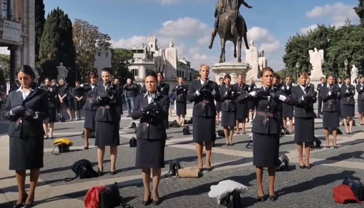 İtalya'da kapatılan hava yolu şirketinin çalışanları, soyunarak protesto yaptı