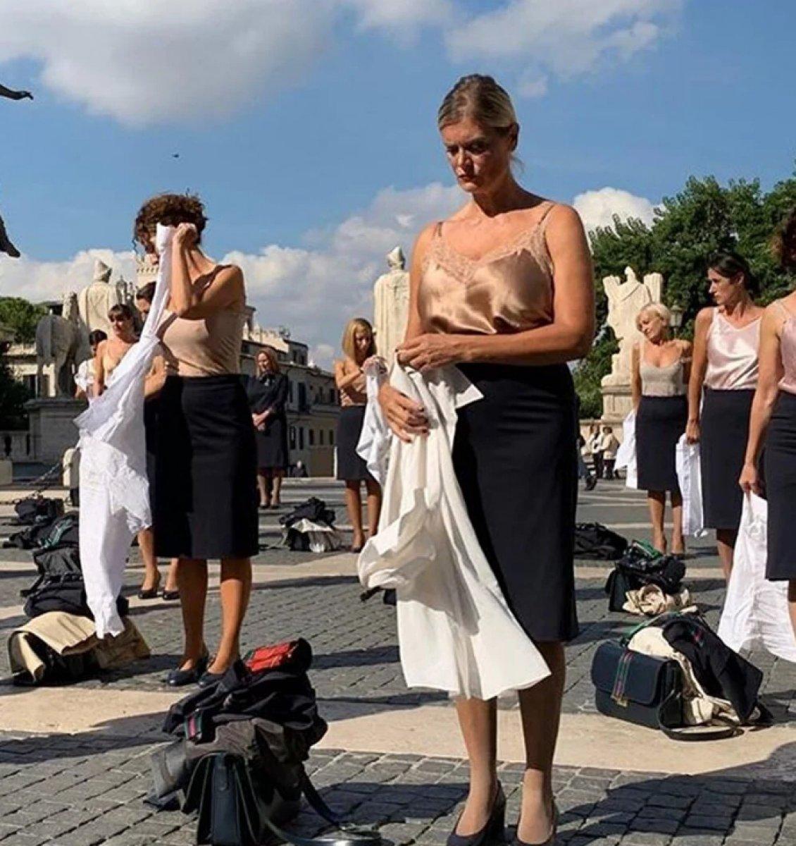 İtalya'da kapatılan hava yolu şirketinin çalışanları, soyunarak protesto yaptı