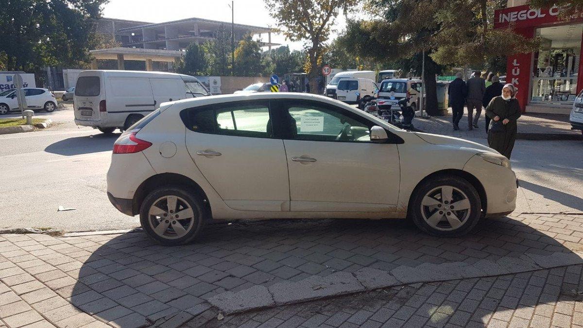 Bursa'da otomobilin camına yapıştırılan not görenleri şaşırttı