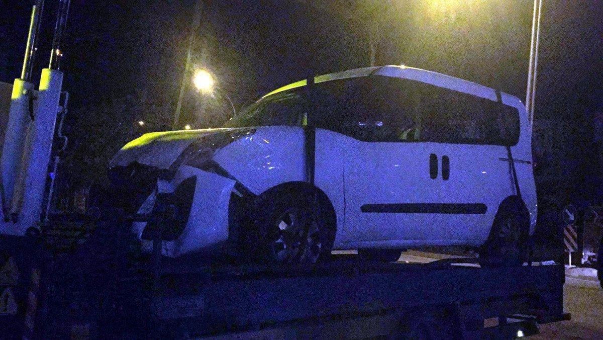 Gebze'de devrilen minibüsteki 6 kişi yaralandı, sürücü arka camı kırıp kaçtı