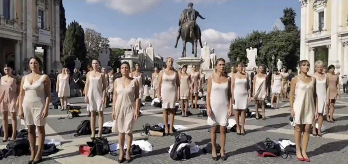 İtalya'da kapatılan hava yolu şirketinin çalışanları, soyunarak protesto yaptı