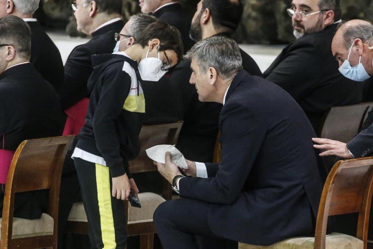 Papa Francis'in papalinasını almaya çalışan çocukla diyaloğu