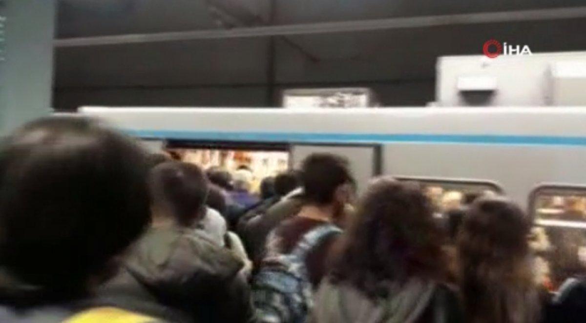 İstanbul'da metro seferleri az olunca, yolcular metroya binemedi