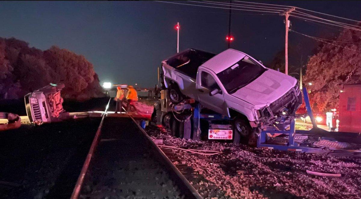 ABD’de tren, hemzemin geçitte çekiciye çarptı