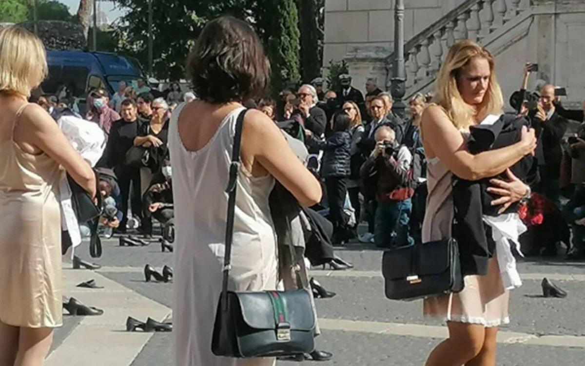 İtalya'da kapatılan hava yolu şirketinin çalışanları, soyunarak protesto yaptı