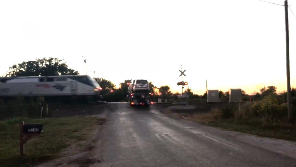 ABD’de tren, hemzemin geçitte çekiciye çarptı