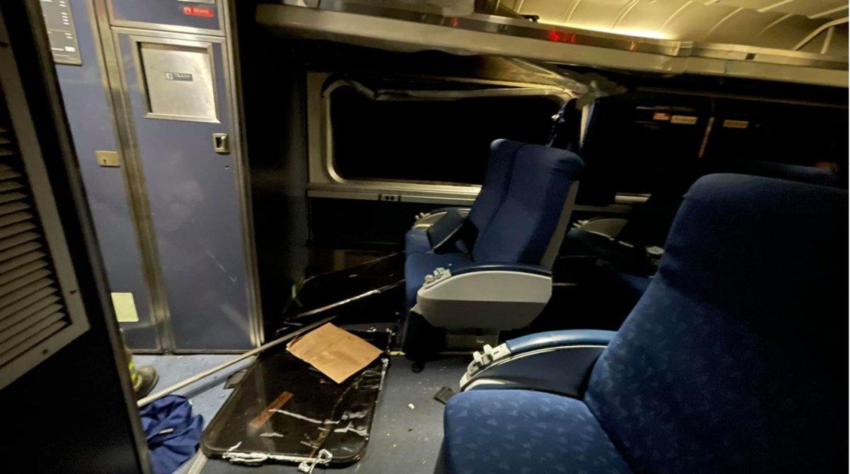 ABD’de tren, hemzemin geçitte çekiciye çarptı