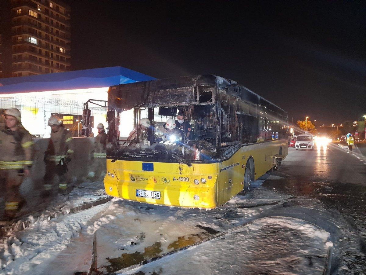 Bahçelievler'de park halindeki İETT otobüsü alev aldı