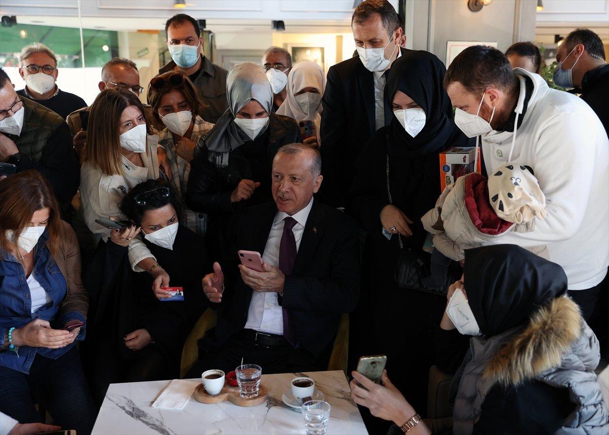 Cumhurbaşkanı Erdoğan kafede vatandaşlarla sohbet etti