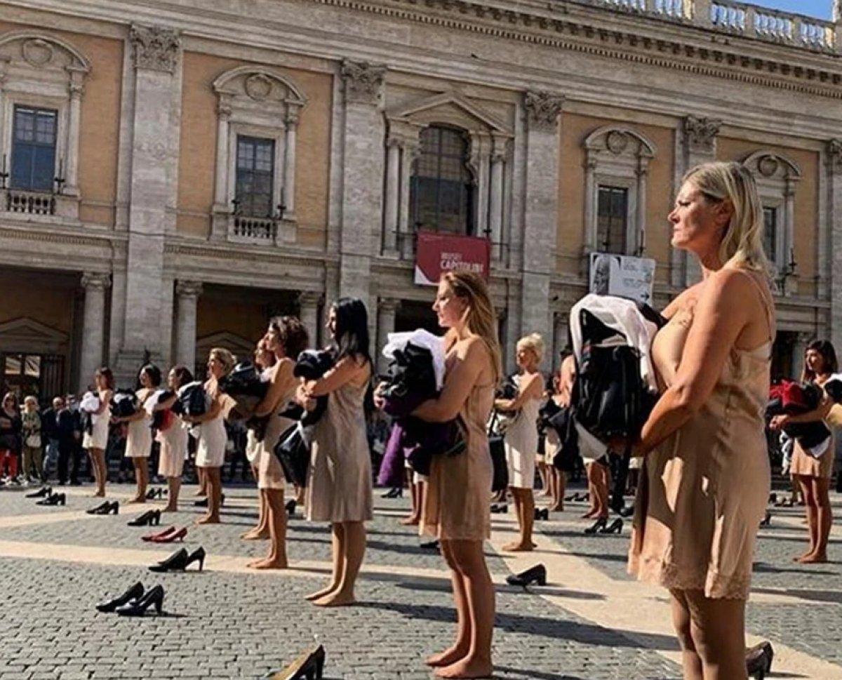 İtalya'da kapatılan hava yolu şirketinin çalışanları, soyunarak protesto yaptı