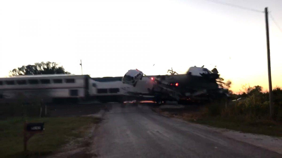 ABD’de tren, hemzemin geçitte çekiciye çarptı