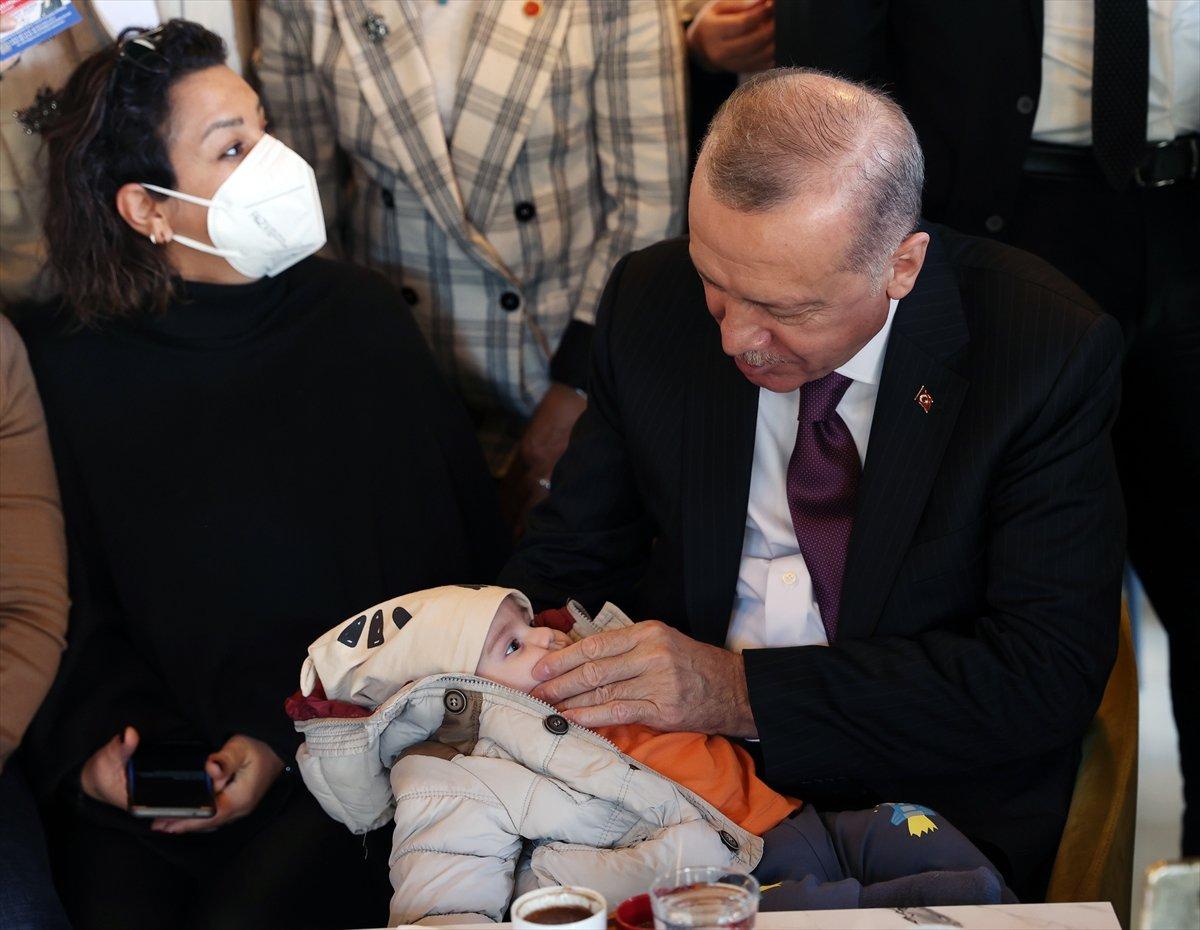 Cumhurbaşkanı Erdoğan kafede vatandaşlarla sohbet etti