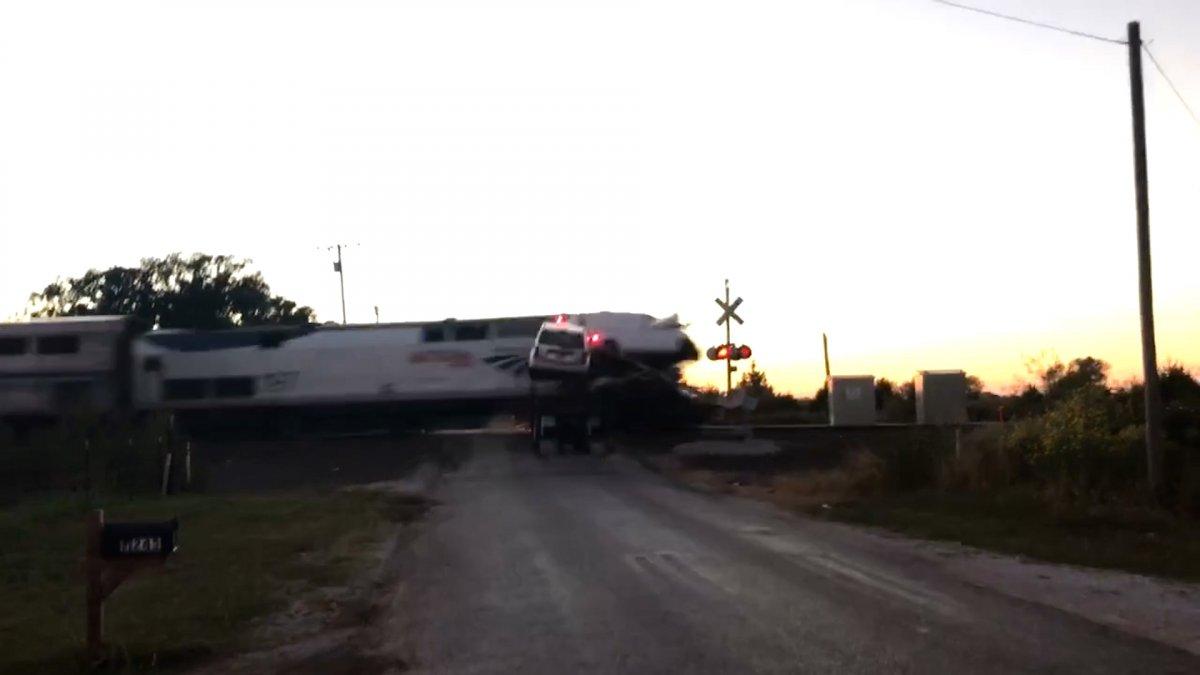 ABD’de tren, hemzemin geçitte çekiciye çarptı