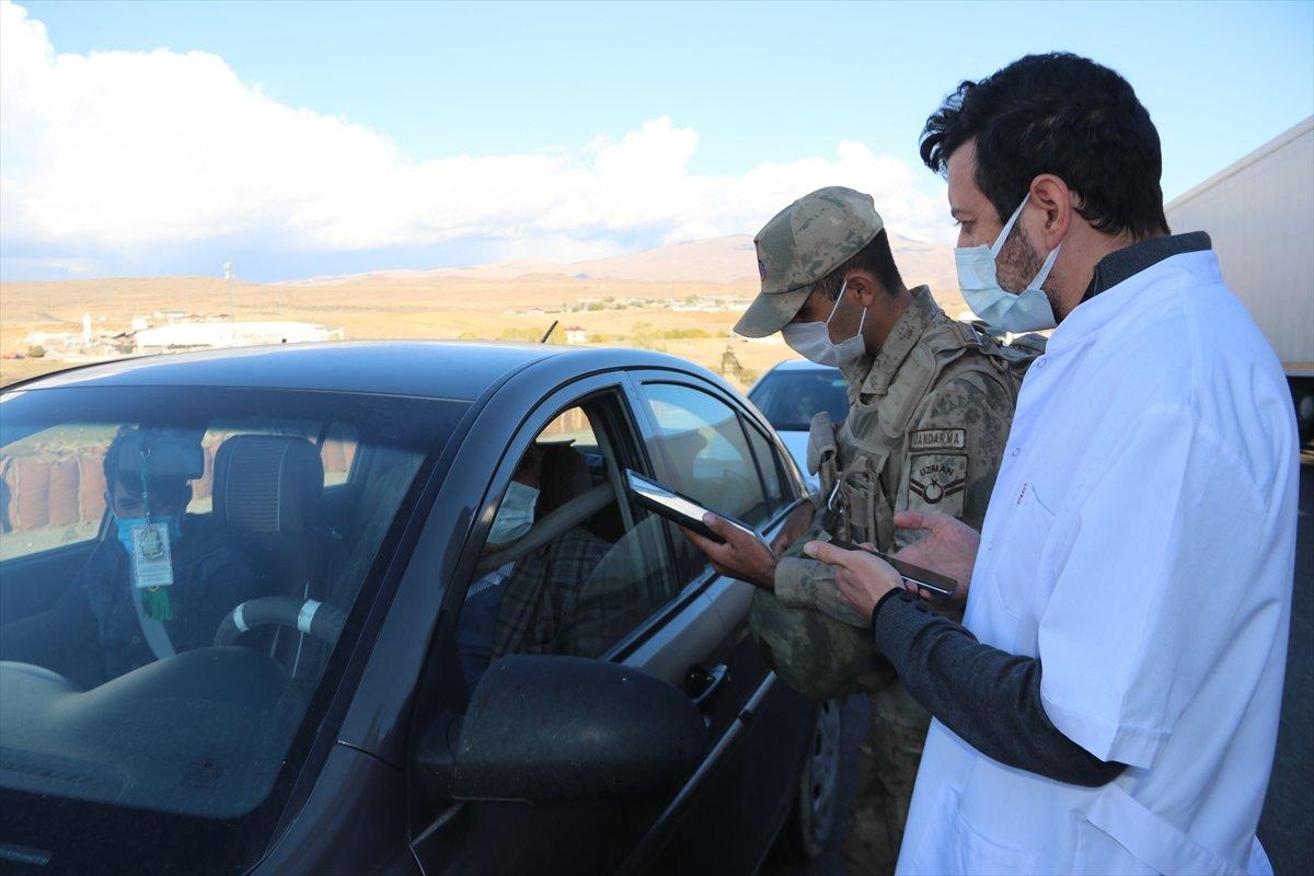 Van'da jandarma ekibinin kontrol noktasında koronavirüs aşısı yapıldı