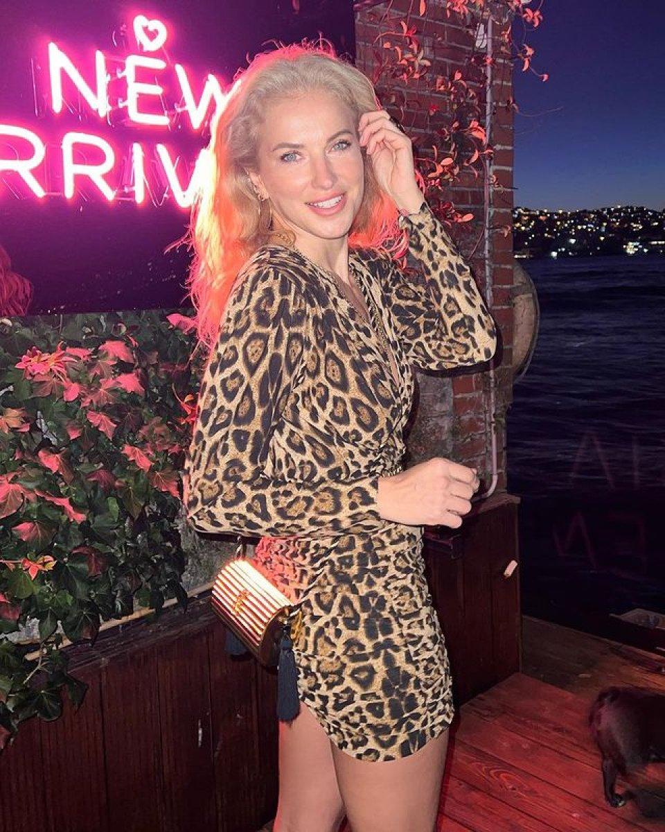 Burcu Esmersoy'un leopar elbisesiyle verdiği poza beğeni yağdı