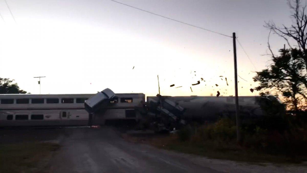 ABD’de tren, hemzemin geçitte çekiciye çarptı