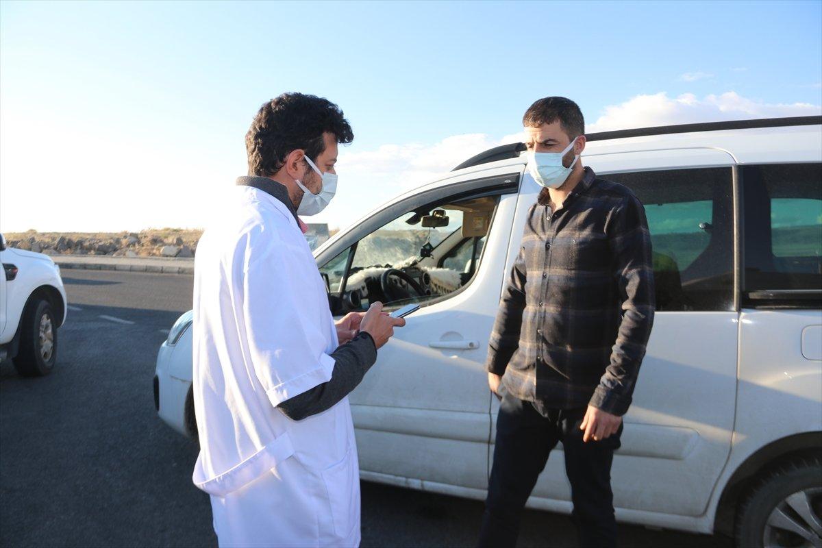 Van'da jandarma ekibinin kontrol noktasında koronavirüs aşısı yapıldı