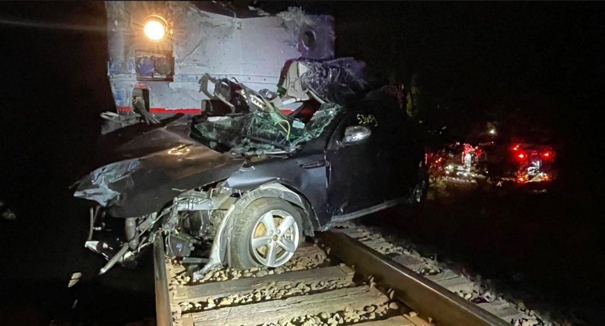 ABD’de tren, hemzemin geçitte çekiciye çarptı