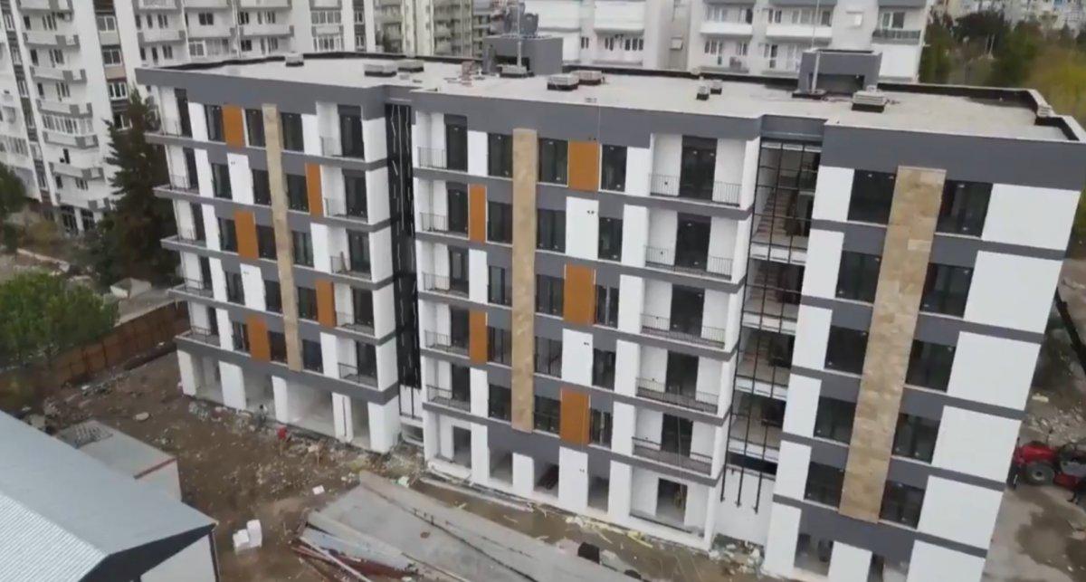 CHP'li İzmir Büyükşehir Belediyesi'nden deprem heykeli