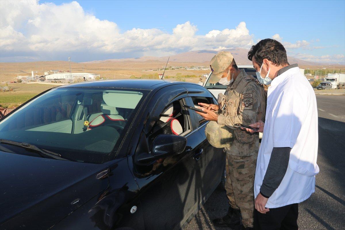 Van'da jandarma ekibinin kontrol noktasında koronavirüs aşısı yapıldı