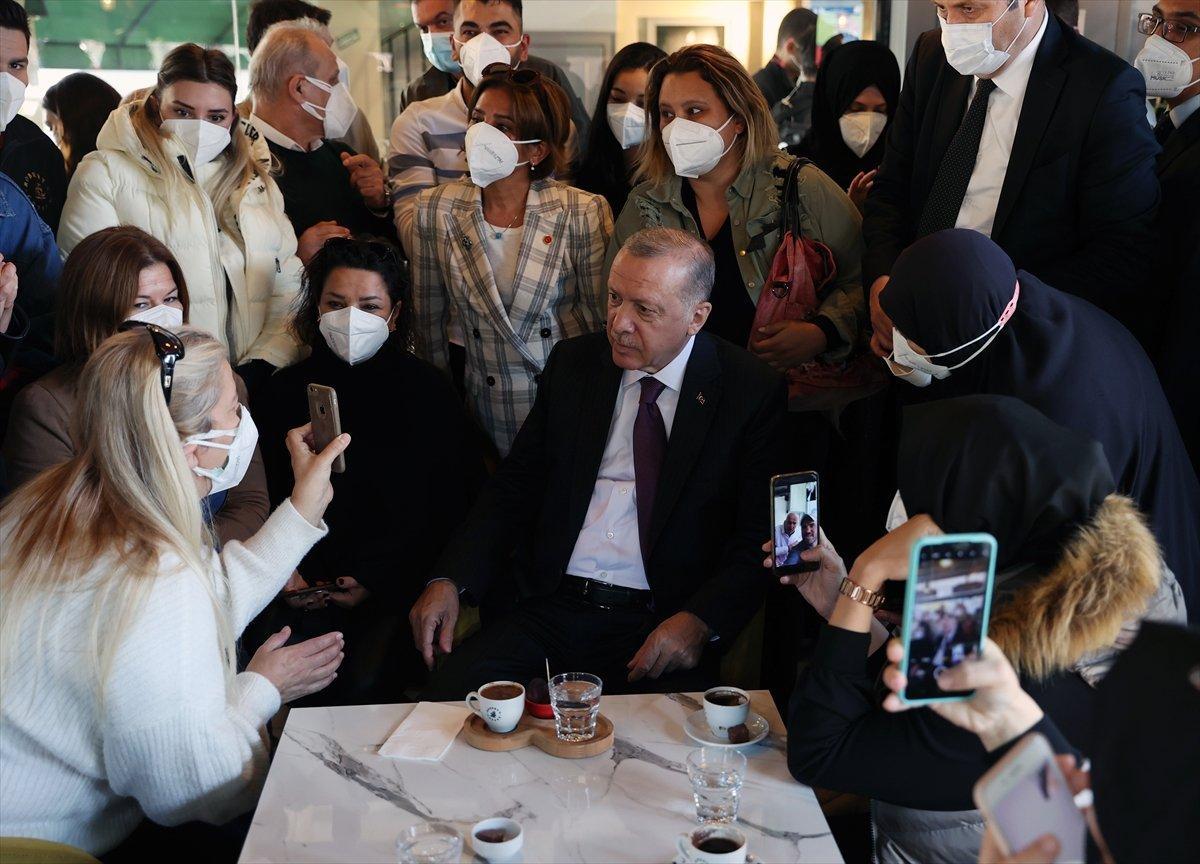Cumhurbaşkanı Erdoğan kafede vatandaşlarla sohbet etti