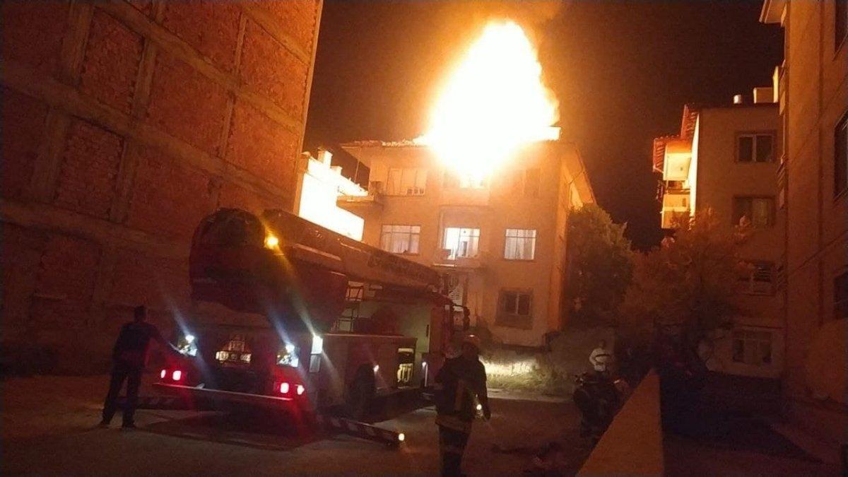 Çorum'da bir apartmanın çatı katında yangın çıktı