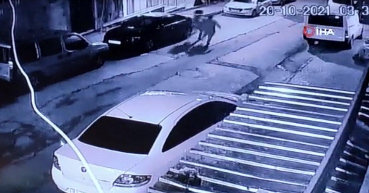 Sultangazi'de iki kız çocuğu araçların aynalarını kırdı