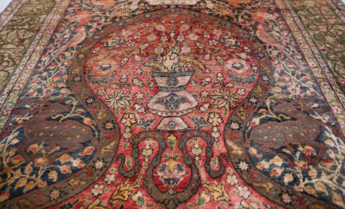 İstanbul'da yıkamaya getirilen halı servet değerinde çıktı