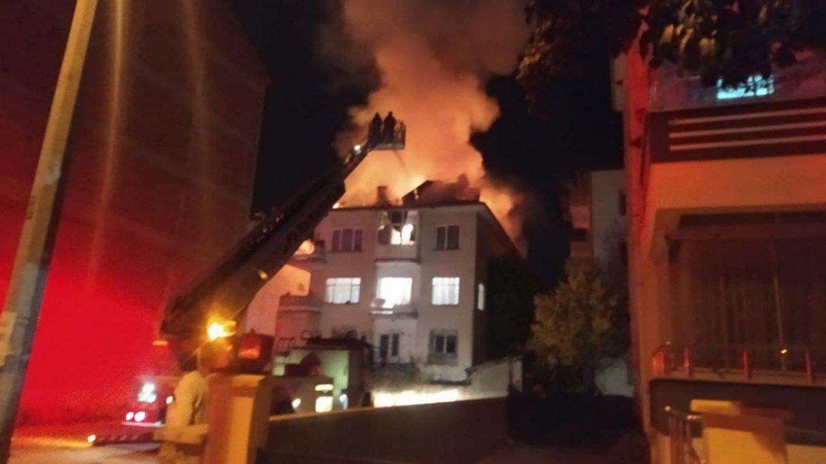 Çorum'da bir apartmanın çatı katında yangın çıktı