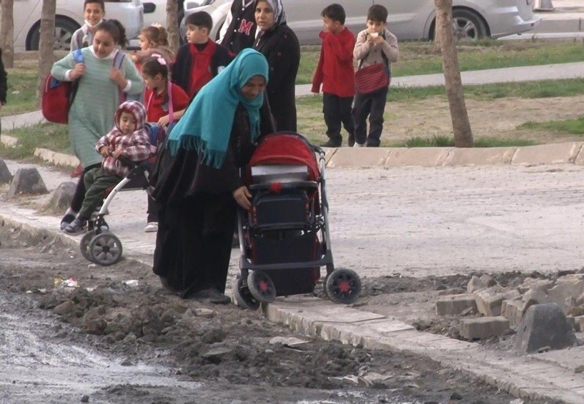 Küçükçekmece’de bitmeyen İSKİ çalışması isyan ettirdi