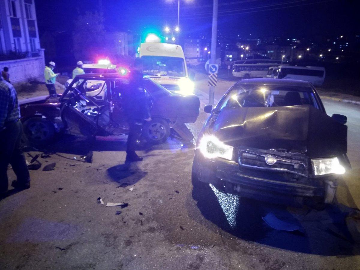 Kocaeli'nde kaza yapan sürücünün aracında alkol şişeleri bulundu