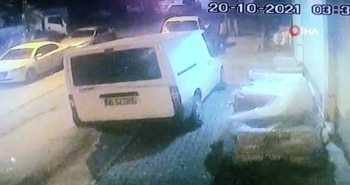 Sultangazi'de iki kız çocuğu araçların aynalarını kırdı