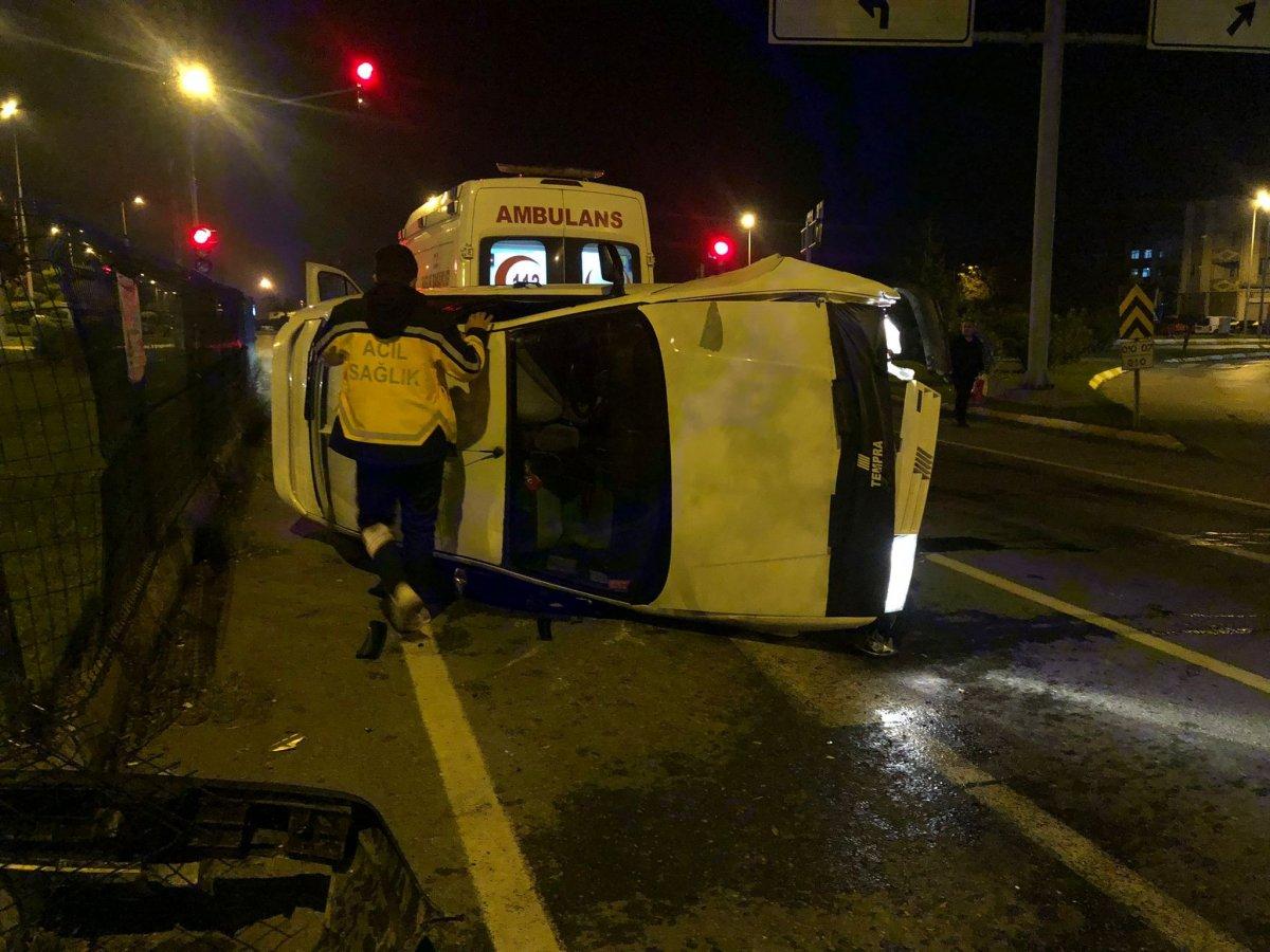 Zonguldak'ta hızlı giden otomobil kontrolü kaybedince yan yattı