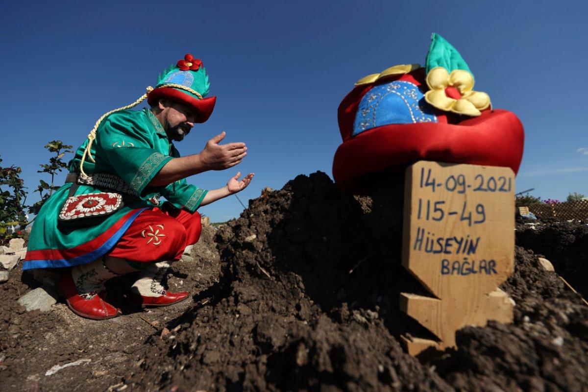 Bursa'da 15 yıllık Karagöz'ünü kaybeden Hacivat, meddahlığa ara verdi