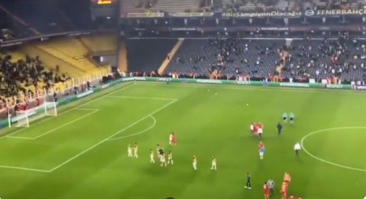 Fenerbahçe tribünlerinden futbolculara önce alkış sonra protesto