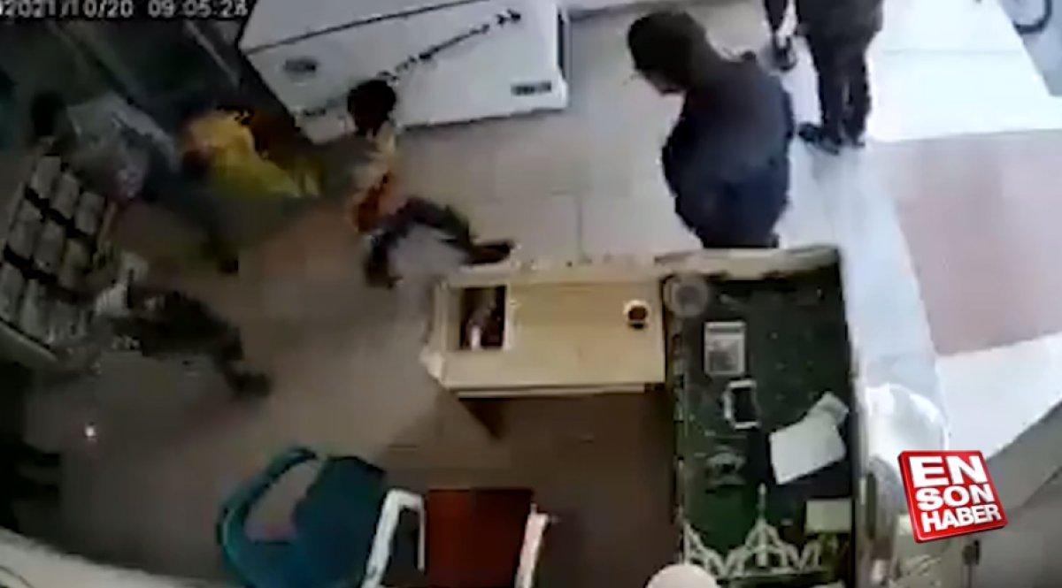 Esad güçlerinin İdlib’de çocukları bombaladığı anlar