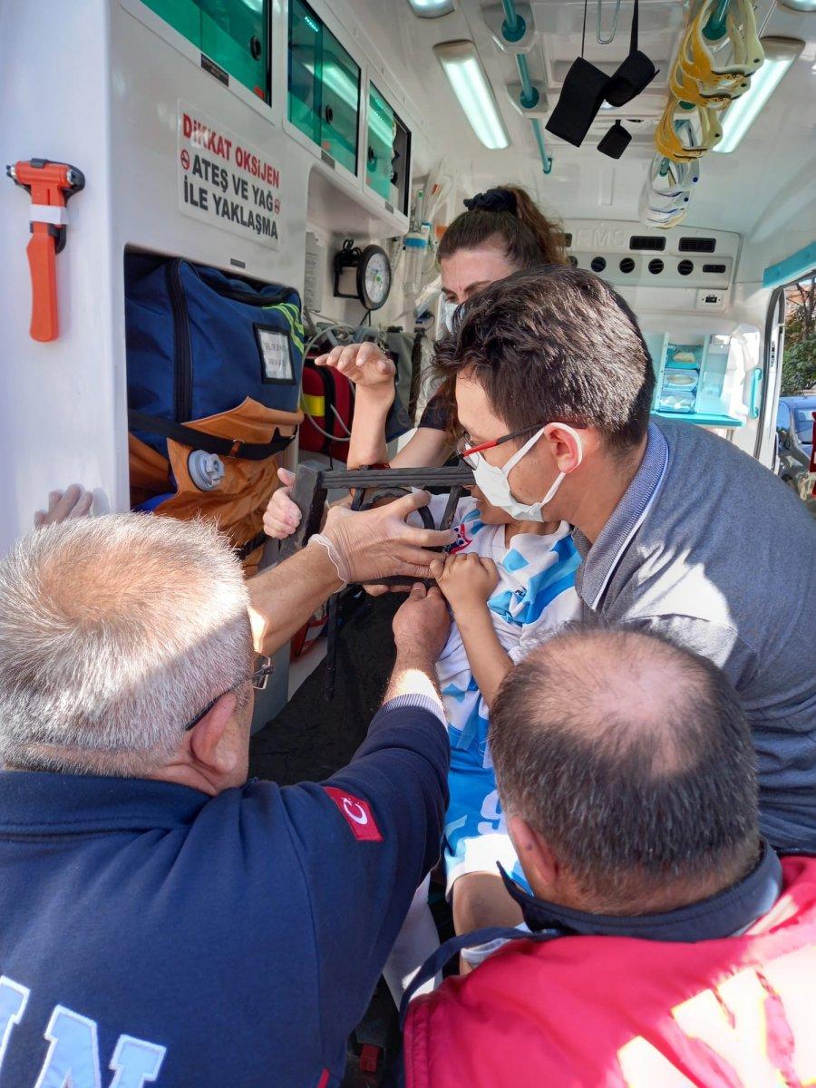 Aydın'da evin önünde oyun oynayan çocuğun kolu demir kapıya saplandı