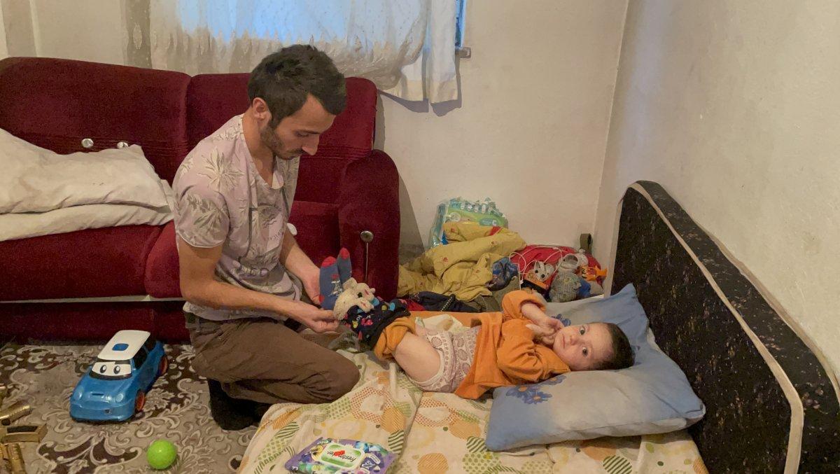 Zonguldak'ta çaresiz baba, 2 yaşındaki oğluyla uzanacak yardım eli bekliyor