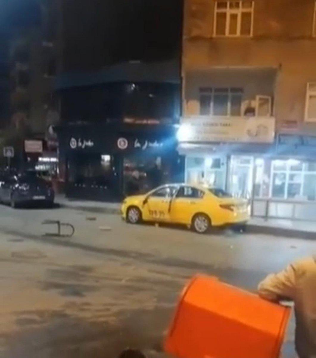 Sultangazi'de eski çalıştığı durağa ait aracı parçalayan taksici